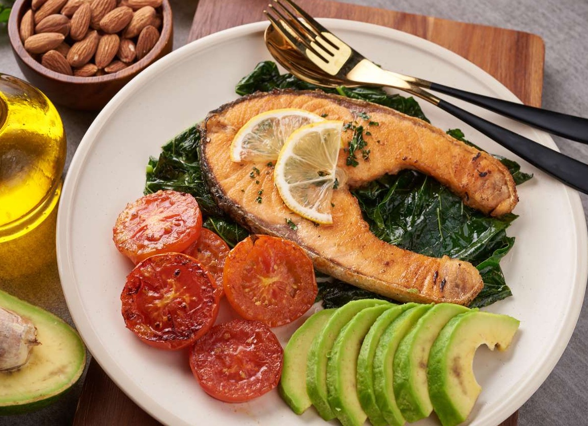 Шоколад и перекусы можно: эндокринолог развеяла мифы о правильном питании